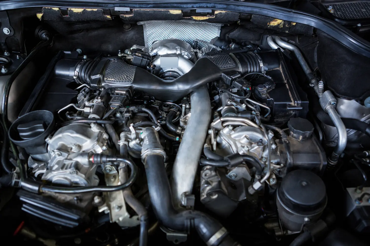 Vr-Transport - Transport · Reifen & KFZ-Ersatzteile - Eine Nahaufnahme des detaillierten Motorraums eines Autos unter der Motorhaube.
